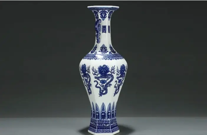 青花龙纹双耳菱形赏瓶