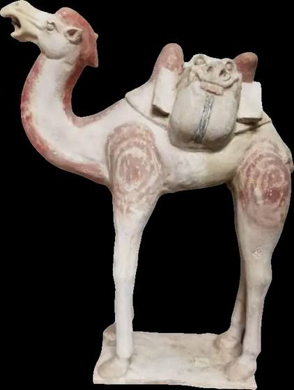 唐代彩繪陶骼艷 材质：白陶胎，彩绘陶（素陶加 朱砂红、黑彩绘画）