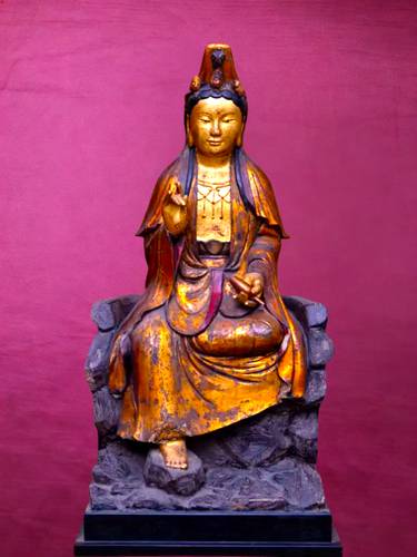 漆金自在观音 材质：泥塑胎漆金加矿物彩