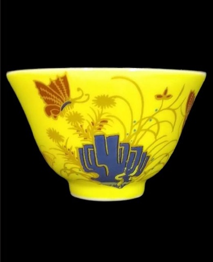 明成化黄地描金蝴蝶纹三秋杯 本品为明代成化官窑御用仰钟式品茗杯，澈 口撇沿、弧腹敛收、细圈足，器型隽秀小巧，